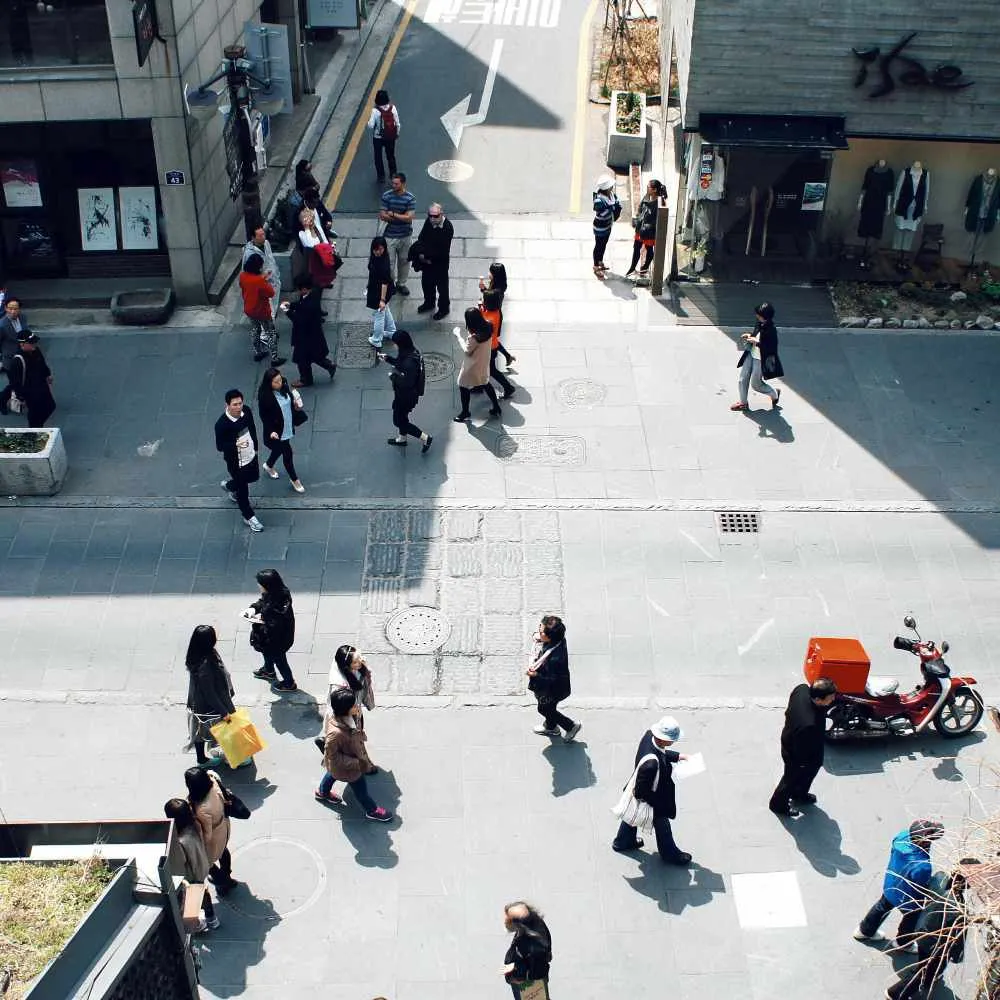 Ville du quart d’heure : un cadre pour moderniser les espaces publics Des gens qui marchent sur le trottoir.