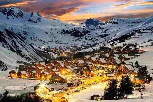 Skigebied verlicht, gezien van bovenaf.