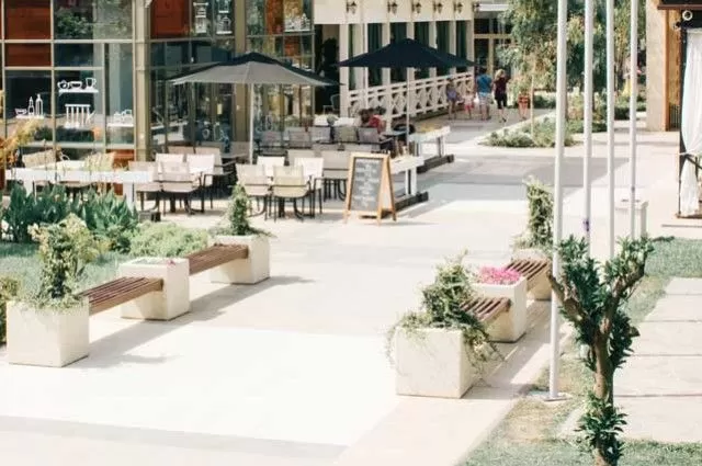 Espace public avec terrasses et bancs publics