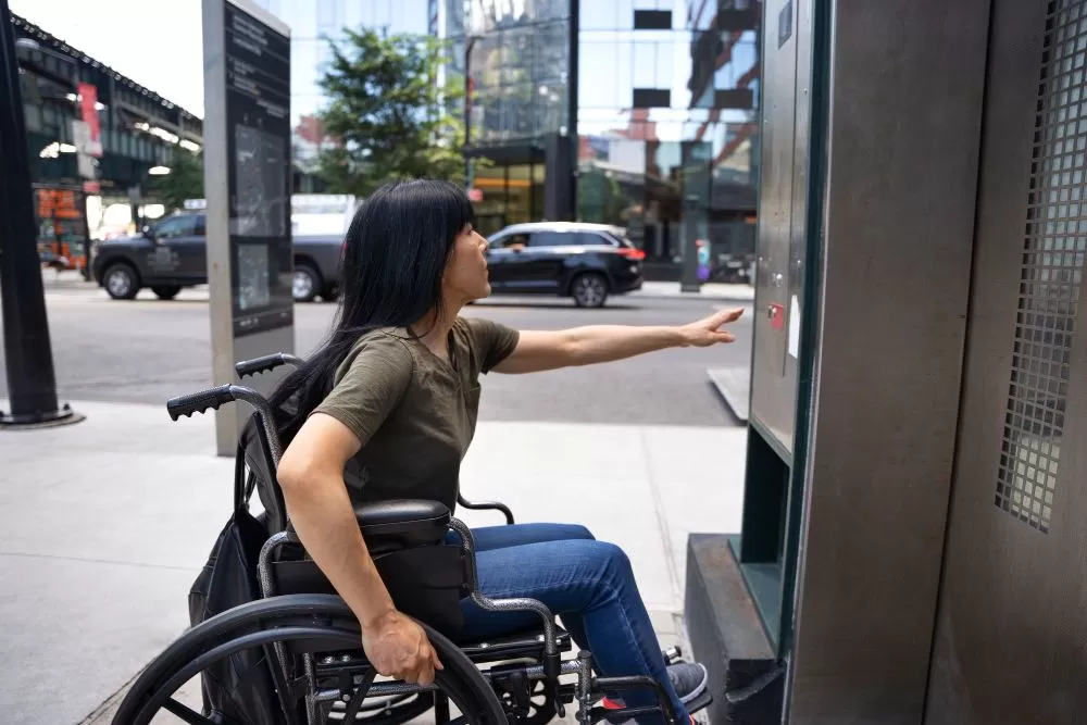 Vue latérale d'une femme handicapée près de l'ascenseur