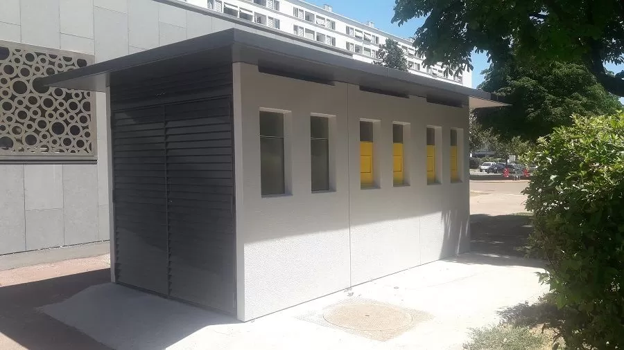 Beton- en grijze containerkiosken