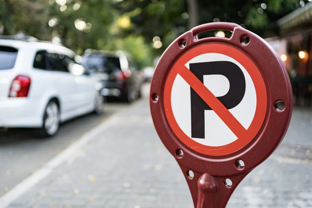 Comment aménager une zone de stationnement en ville ? panneau de signalisation