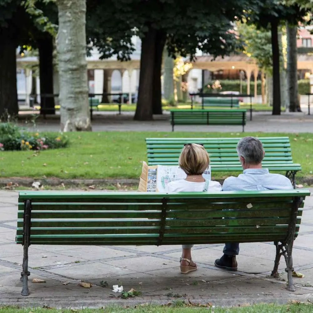 Vue arrière d'un homme et d'une femme assis sur un banc