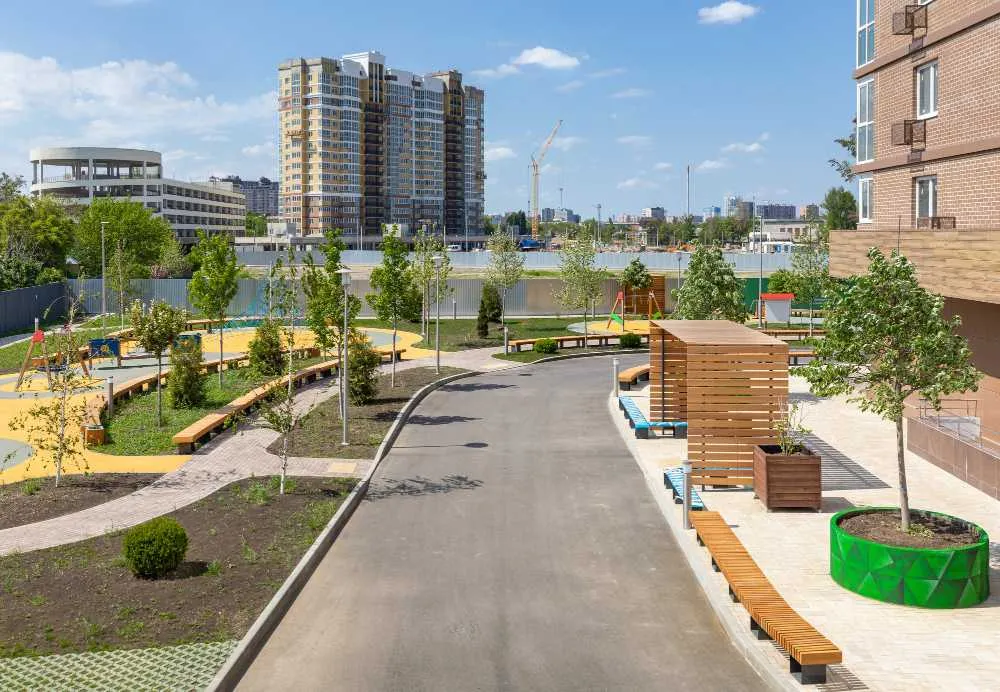 Nouvel immeuble résidentiel avec aires de jeux et espaces verts