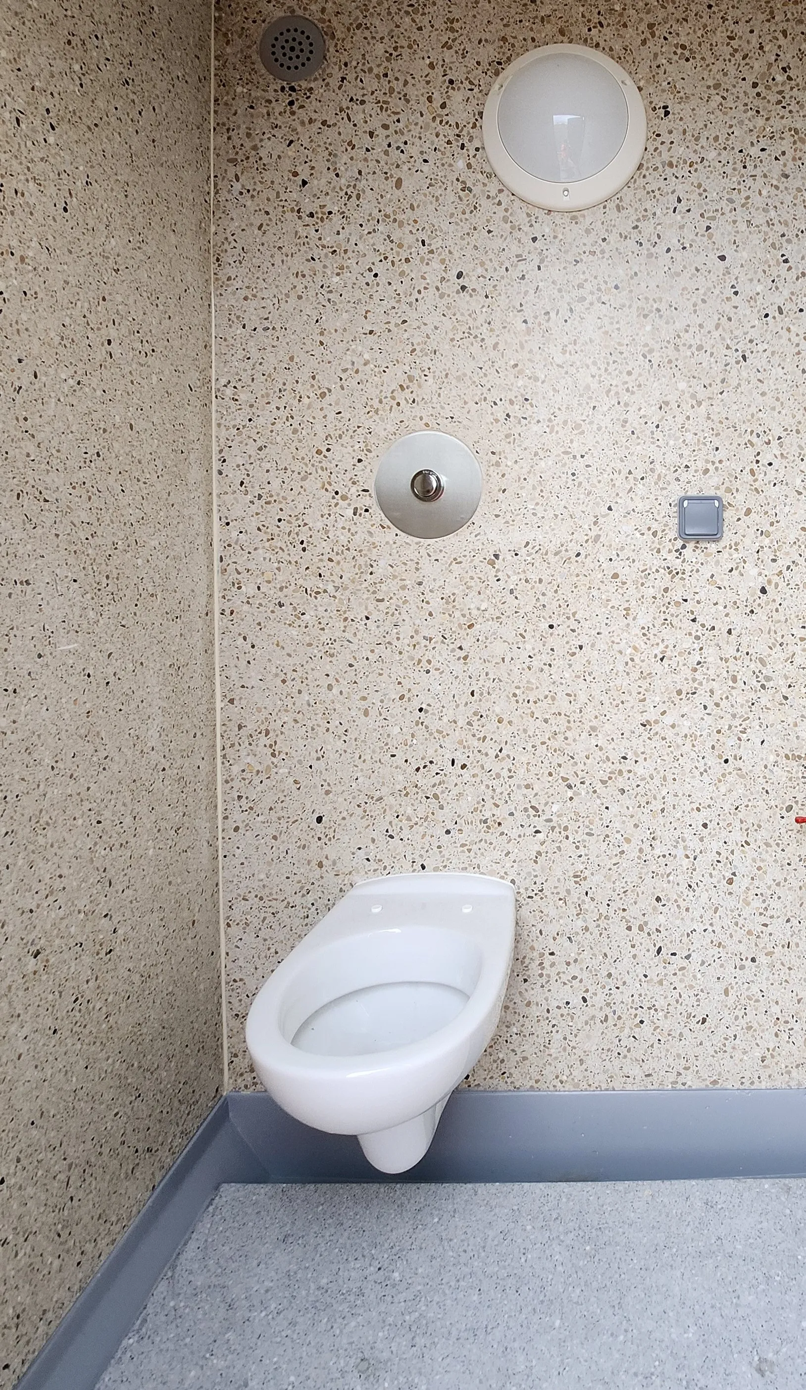 Toiletten in een sanitaire cabine