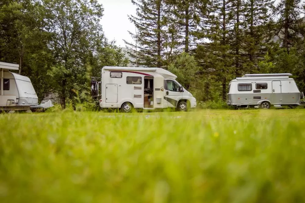Camper op een veld