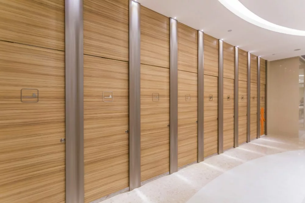 Vooraanzicht van openbare toiletten.