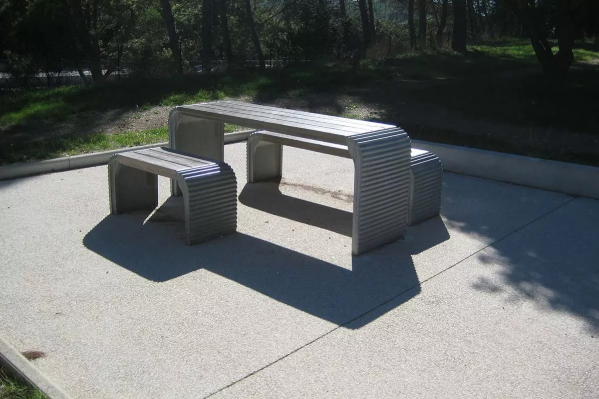 Banc et table en bois et béton