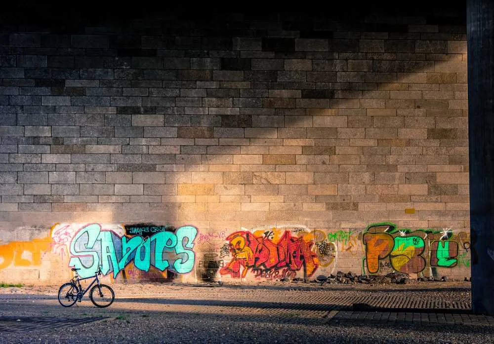 Vélo garé contre un mur de graffitis