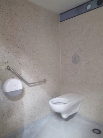 Toiletten en PMR-steunbar in een sanitaire cabine