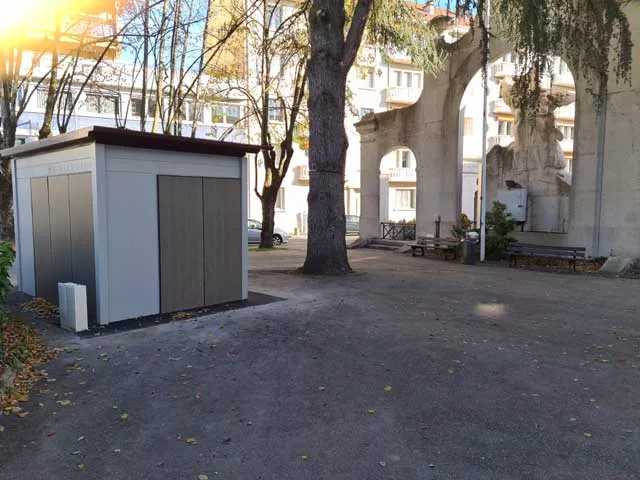 Sanitaires derrière le monument aux morts de Bourg-en-Bresse