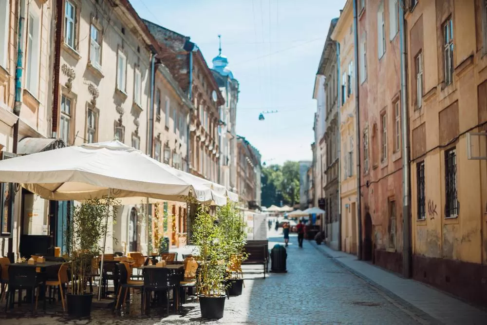 Parasols sur les tables d'un café dans une vieille rue