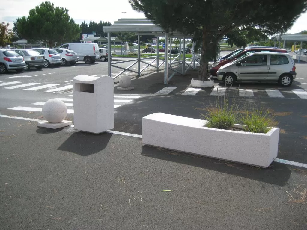 Jardinières banc en béton et corbeille boîte aux lettres béton