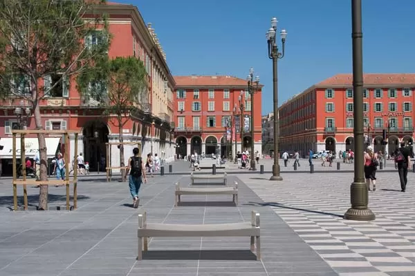 Place Masséna Nice avec bancs en béton Francioli