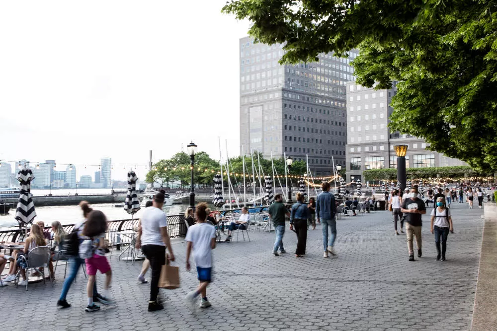 Quai avec des personnes qui marchent