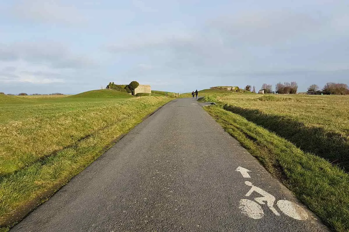 La route au milieu d'un champs