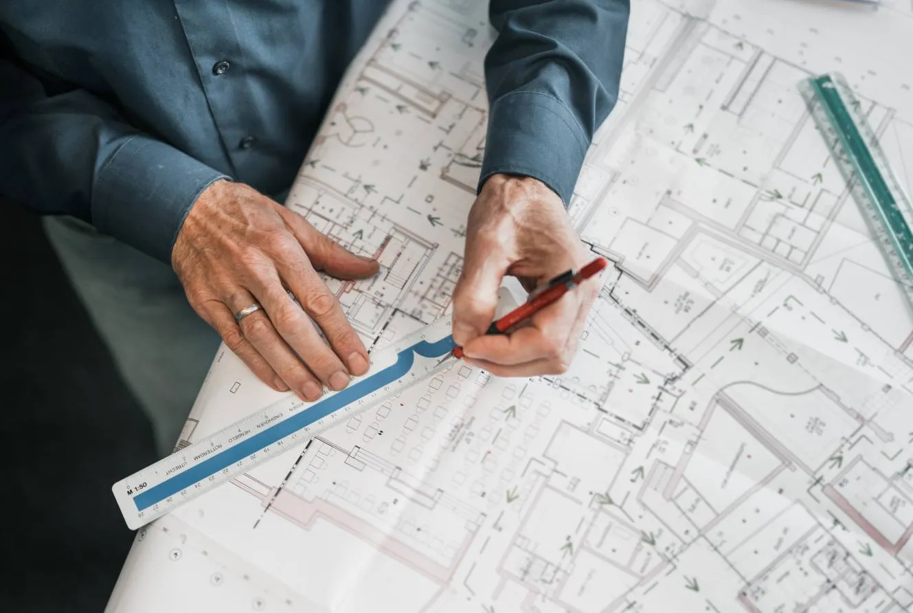 Vue d'angle élevé de l'homme travaillant sur le plan