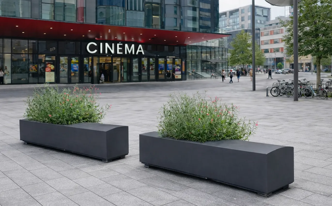 Betonnen bankplantenbakken en witte betonnen brievenbusmand