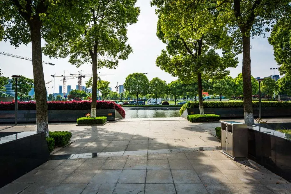 Aménagement paysager et mobilier urbain dans un parc avec bassin