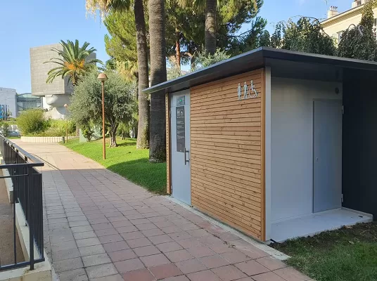 Sanitaires monobloc dans un parc