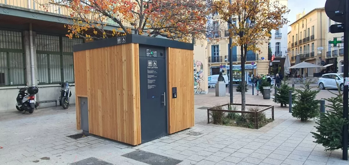 Sanitaires publics Francioli façade bois et gris