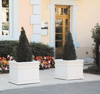 Chambord concrete planter