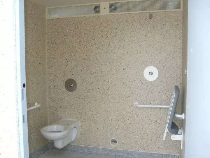 Interieur van een sanitaire cabine met toiletten en PMR-hulpmiddelen