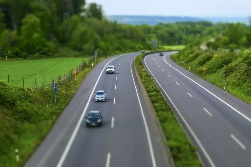 Autoroute vue d'en haut avec quelques voitures qui circulent