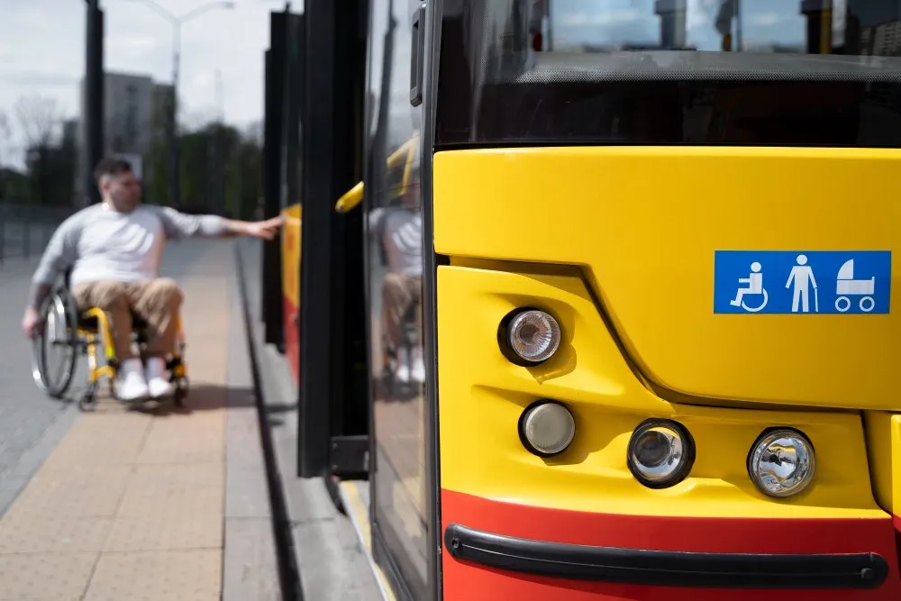 Overzicht van een man met een handicap nabij een bus.