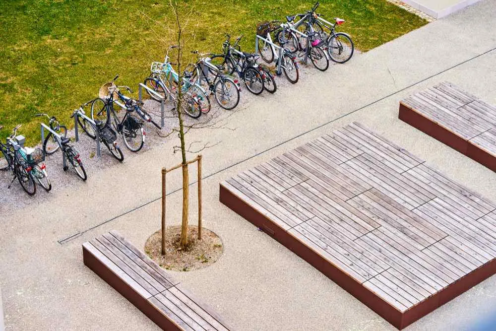 Vue d'angle élevé des vélos stationnés sur le sentier piétonnier