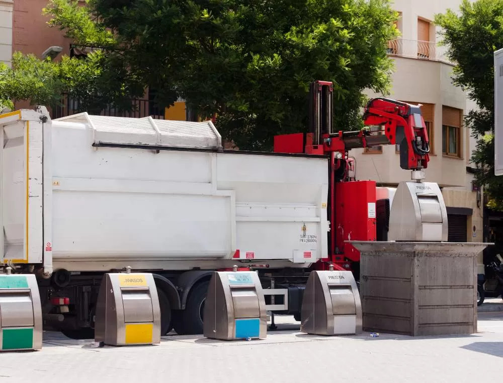 camion poubelle qui collecte les déchets