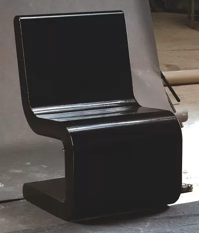 Fauteuil design en béton noir