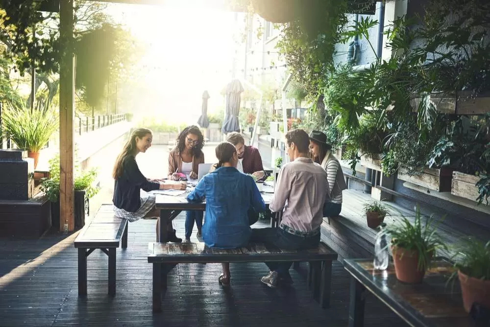 Groep mensen rond een tafel