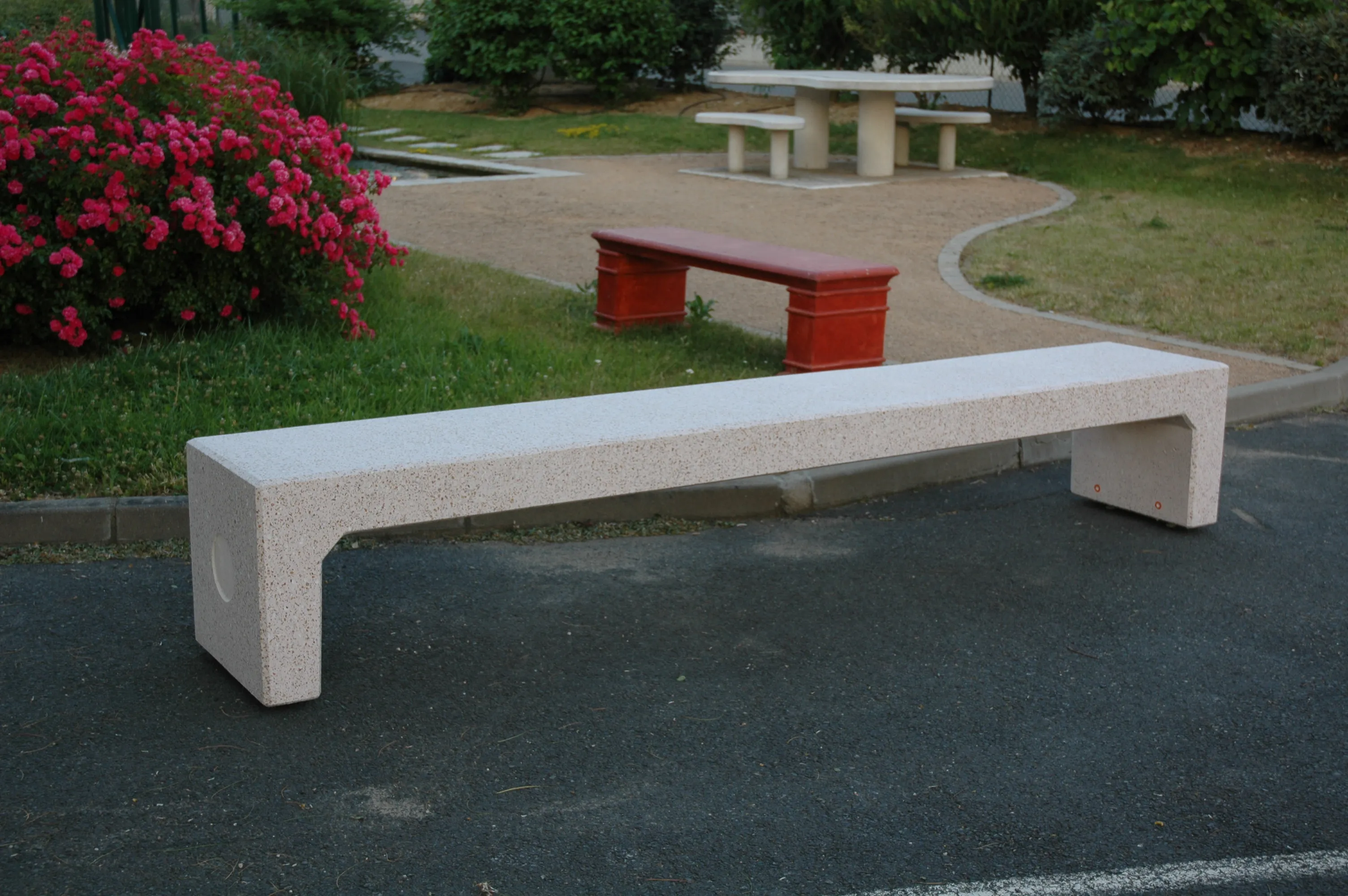 Lange Betonbank