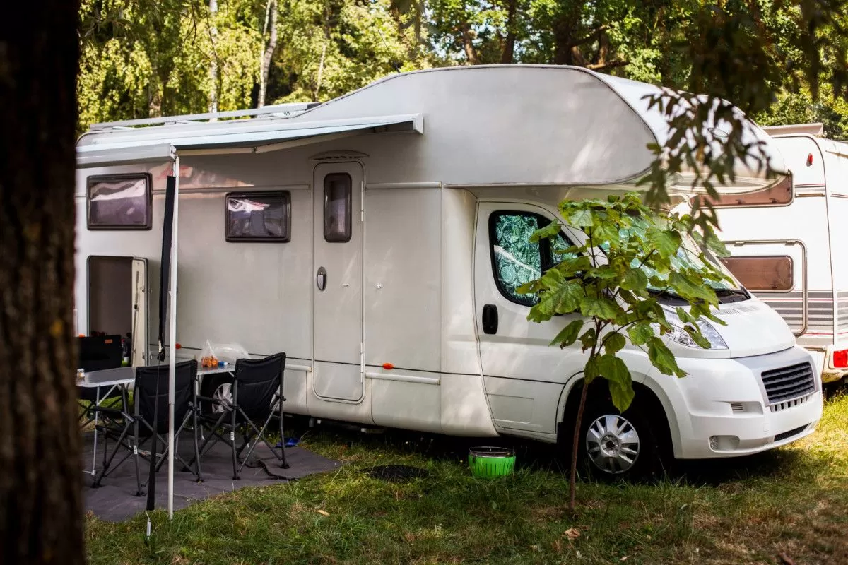 Camping car garé sous un arbre