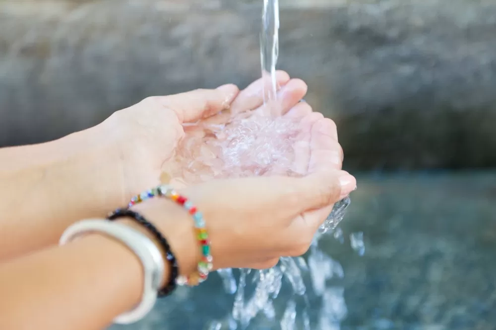 Mains d'une femme avec éclaboussures d'eau