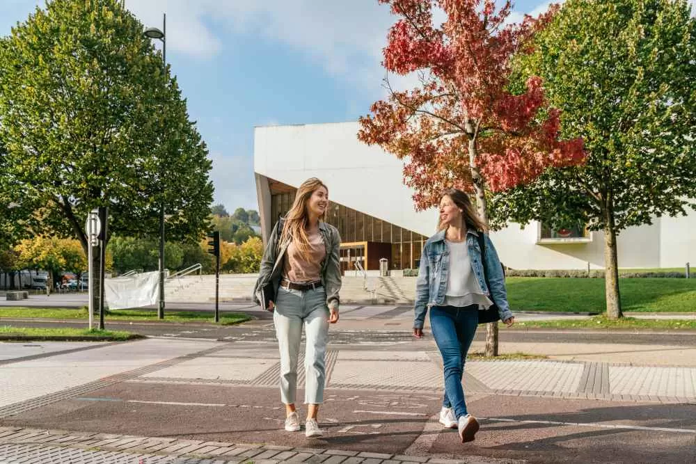 Studente op een bankje.