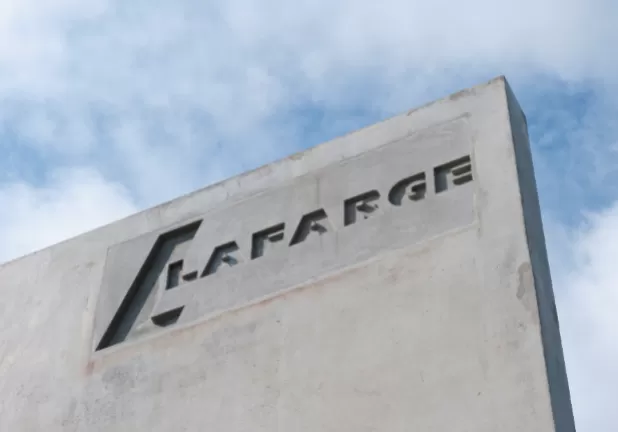 Mur en béton avec logo Lafarge incrustré