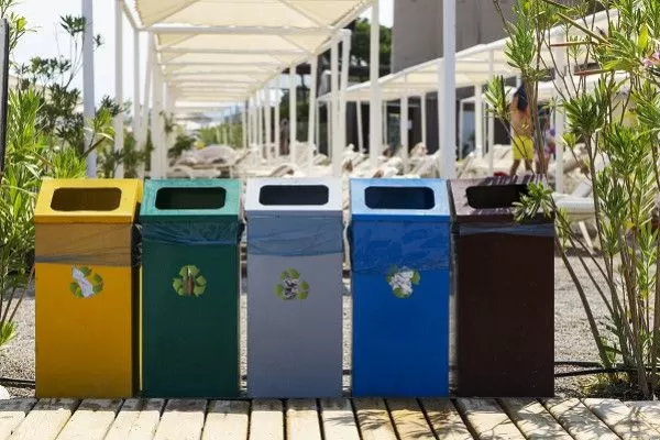 Différentes poubelles de tri sur la plage