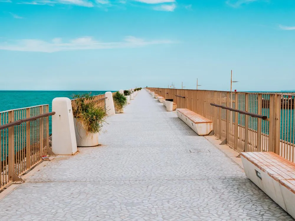 sentier de promenade sur le brise-lames du petit port