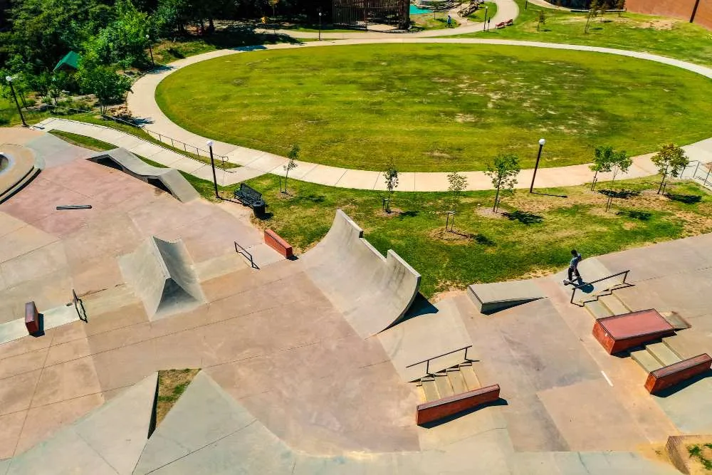 Vue aérienne d'un beau skatepark pendant la journée