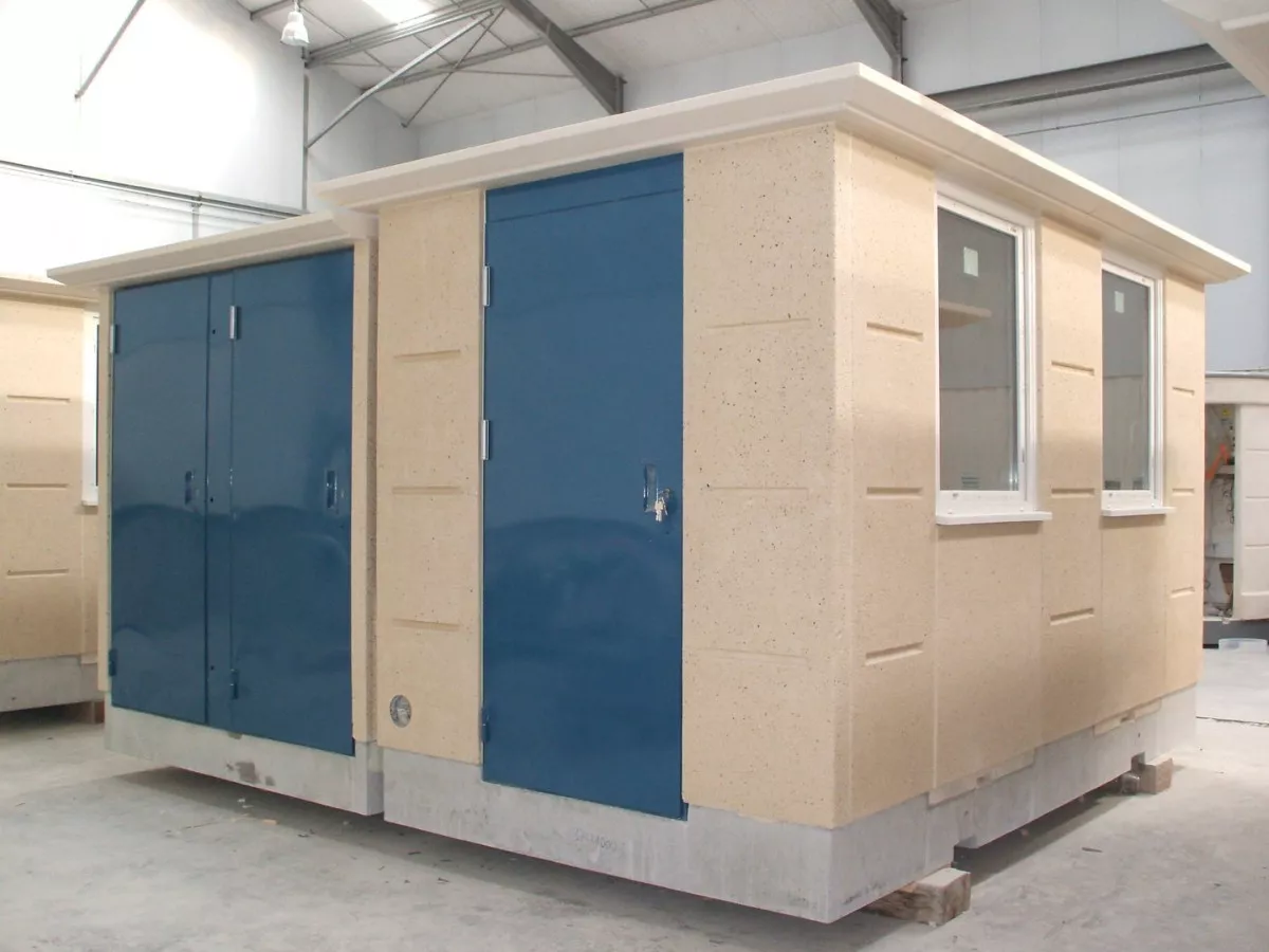 Sanitaire unit beige en blauw in de fabriek