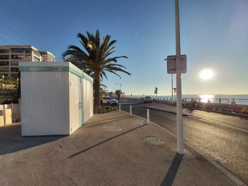 Sanitaires publics en front de mer Cannes