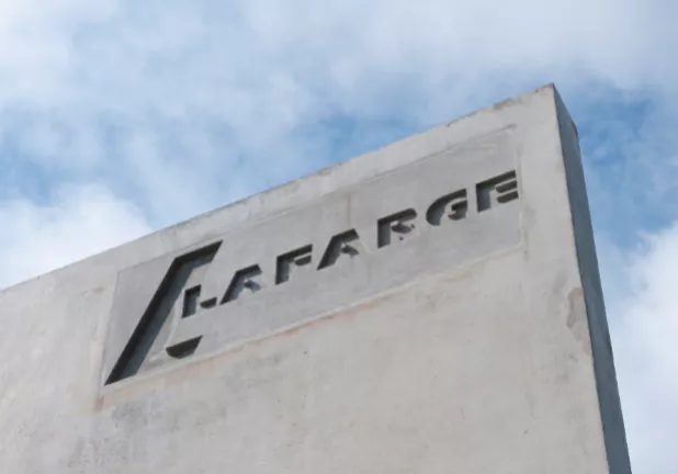 Logo Lafarge sur une façade en béton