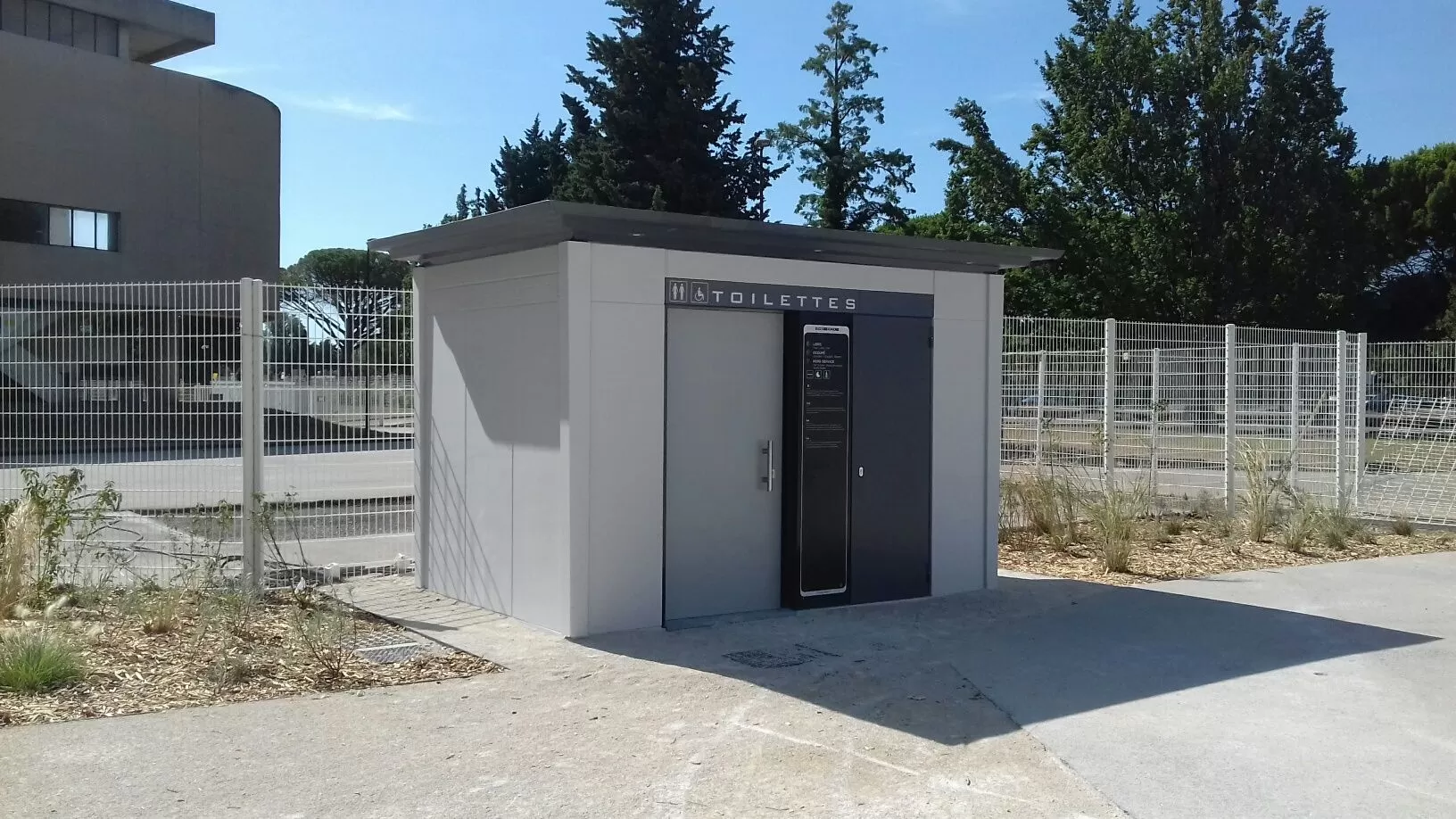 Single-cabin washroom close to play area