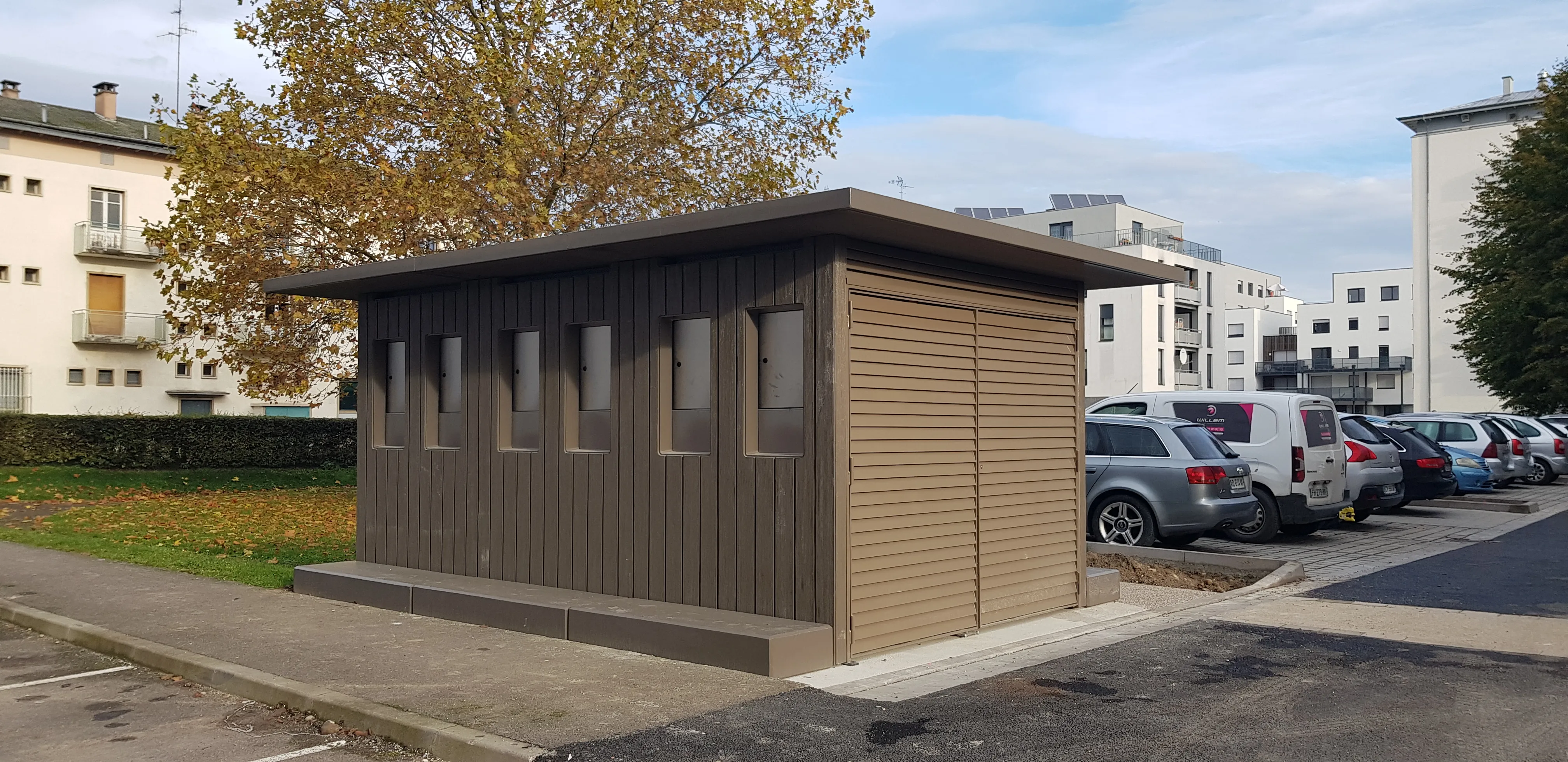 Beton- en grijze containerkiosken