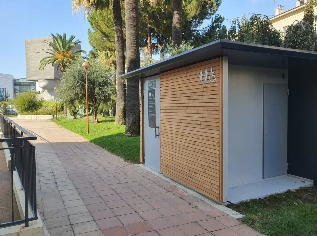 One-piece sanitary facilities in a park