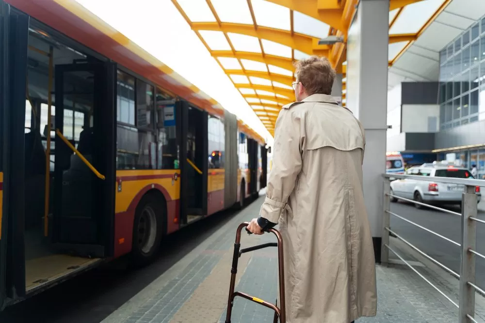 Een persoon wacht geduldig op de bus