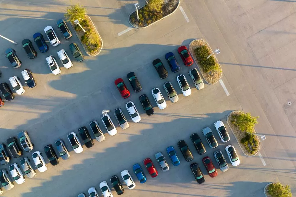 Luchtfoto van een parkeerplaats.