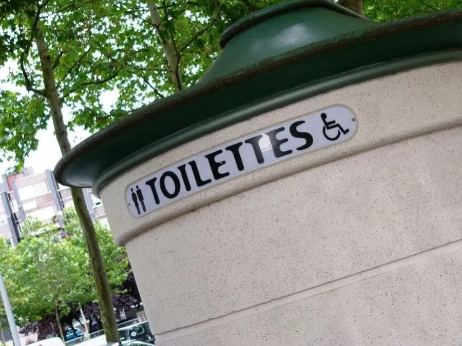 Ecriteau toilettes sur des sanitaires publics